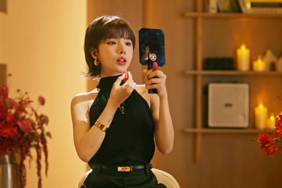 Nàng thơ của Trấn Thành bỗng bất ổn tại event, lên đồ bị chê như váy chống nắng