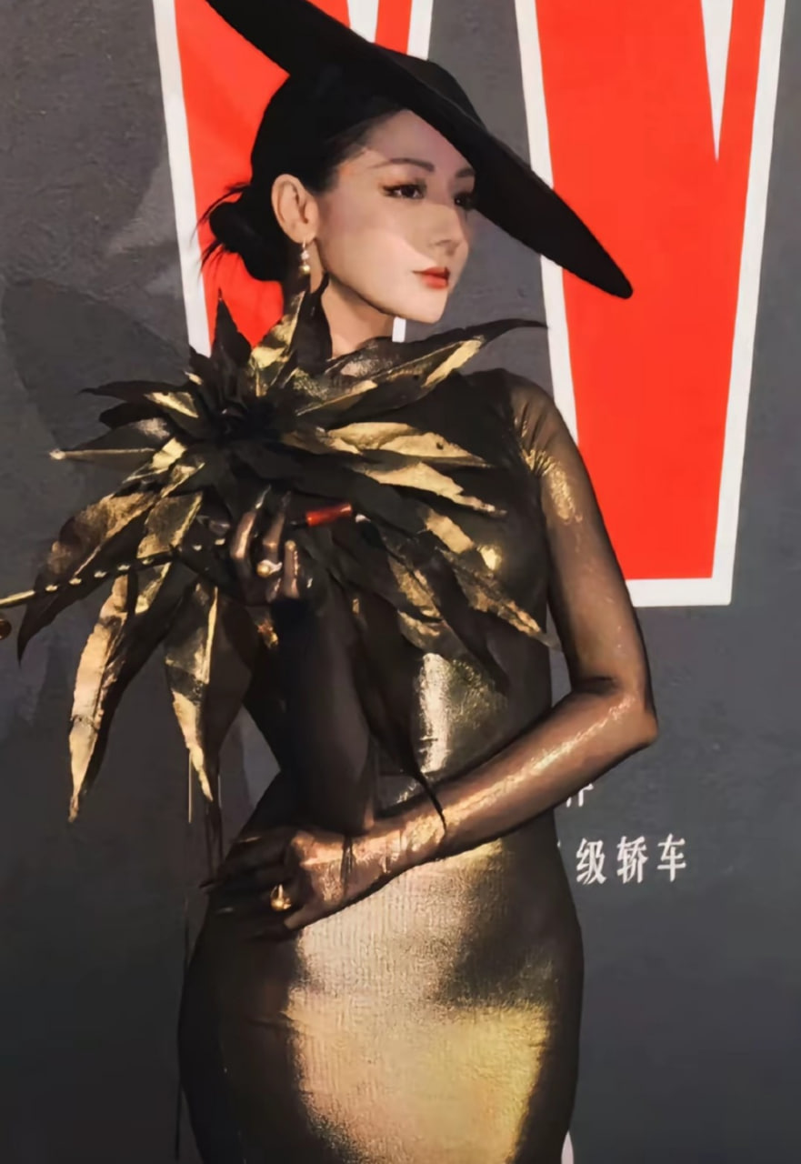 Tạo hình của Địch Lệ Nhiệt Ba tại đêm tiệc của W China hot trở lại vì được nhận xét khá tương đồng với theme mùa Met năm nay. (Ảnh: Weibo)