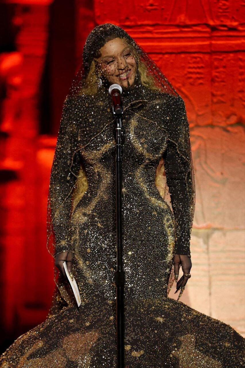 Beyoncé cũng diện trang phục của ông cho màn trình diễn tại đêm tiệc. (Ảnh: Instagram)