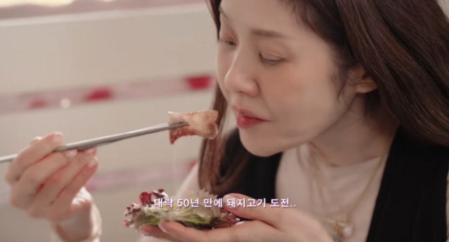 Nữ diễn viên đón nhận món ăn một cách ngon lành. Ảnh: Koreaboo