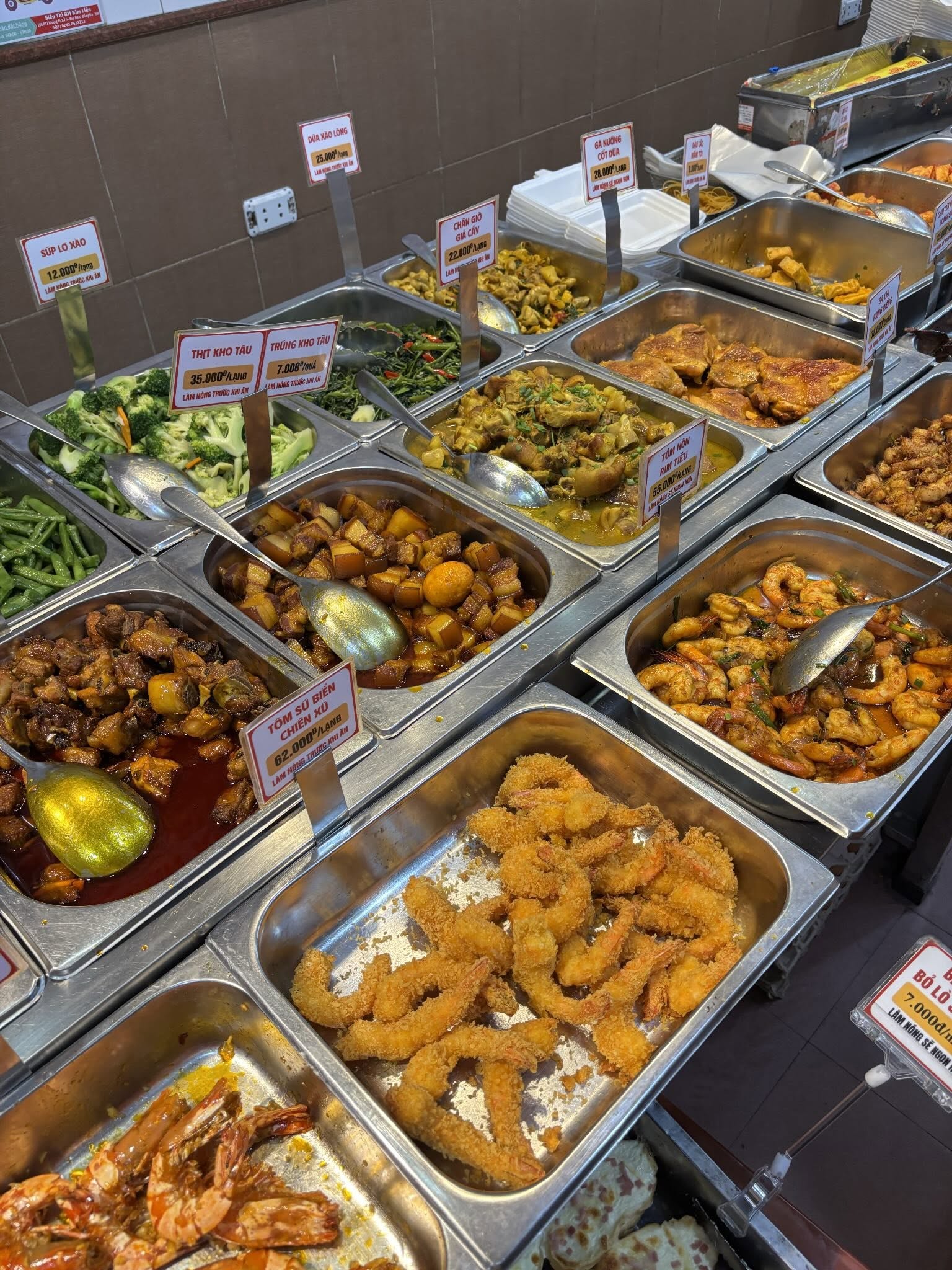 Quầy đồ ăn chế biến sẵn vô cùng phong phú với đủ kiểu món mặn, món xào, món kho, món nướng, món chiên...