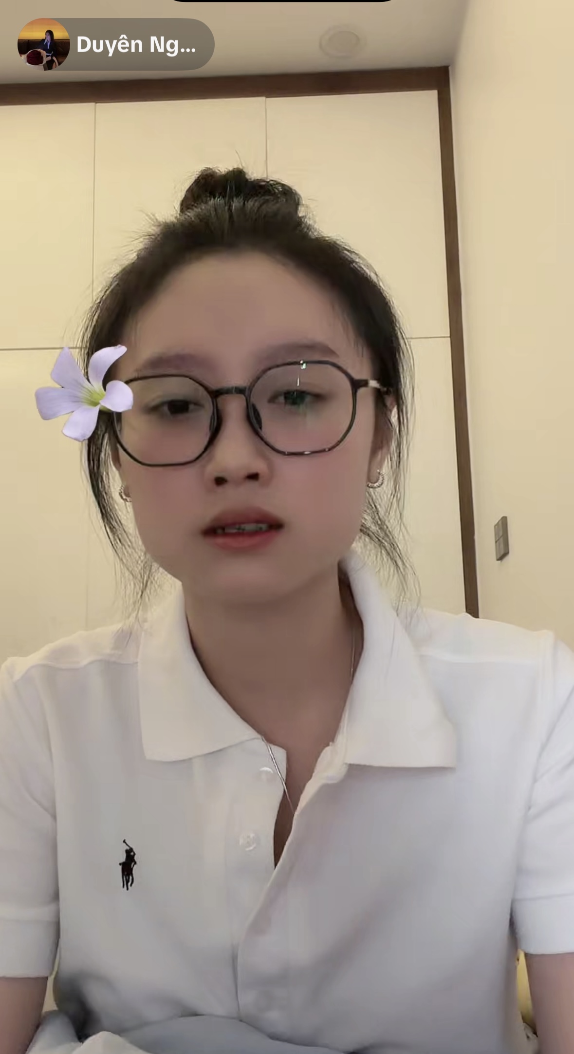 Duyên Nguyễn trong livestream làm rõ sự việc vào tối 27/4 (Ảnh chụp màn hình)