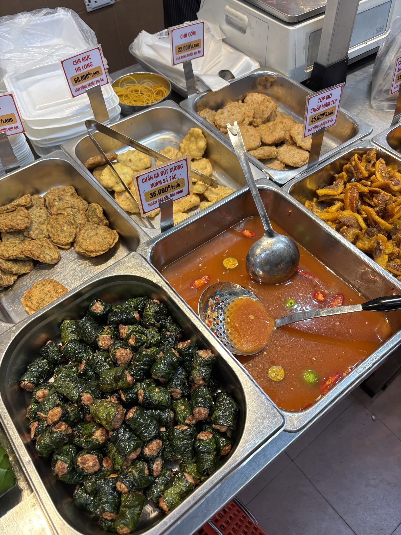 Hà Nội có một hàng cơm “ngon suốt 20 năm” ở khu Kim Liên, giá chỉ từ 7.000 đồng