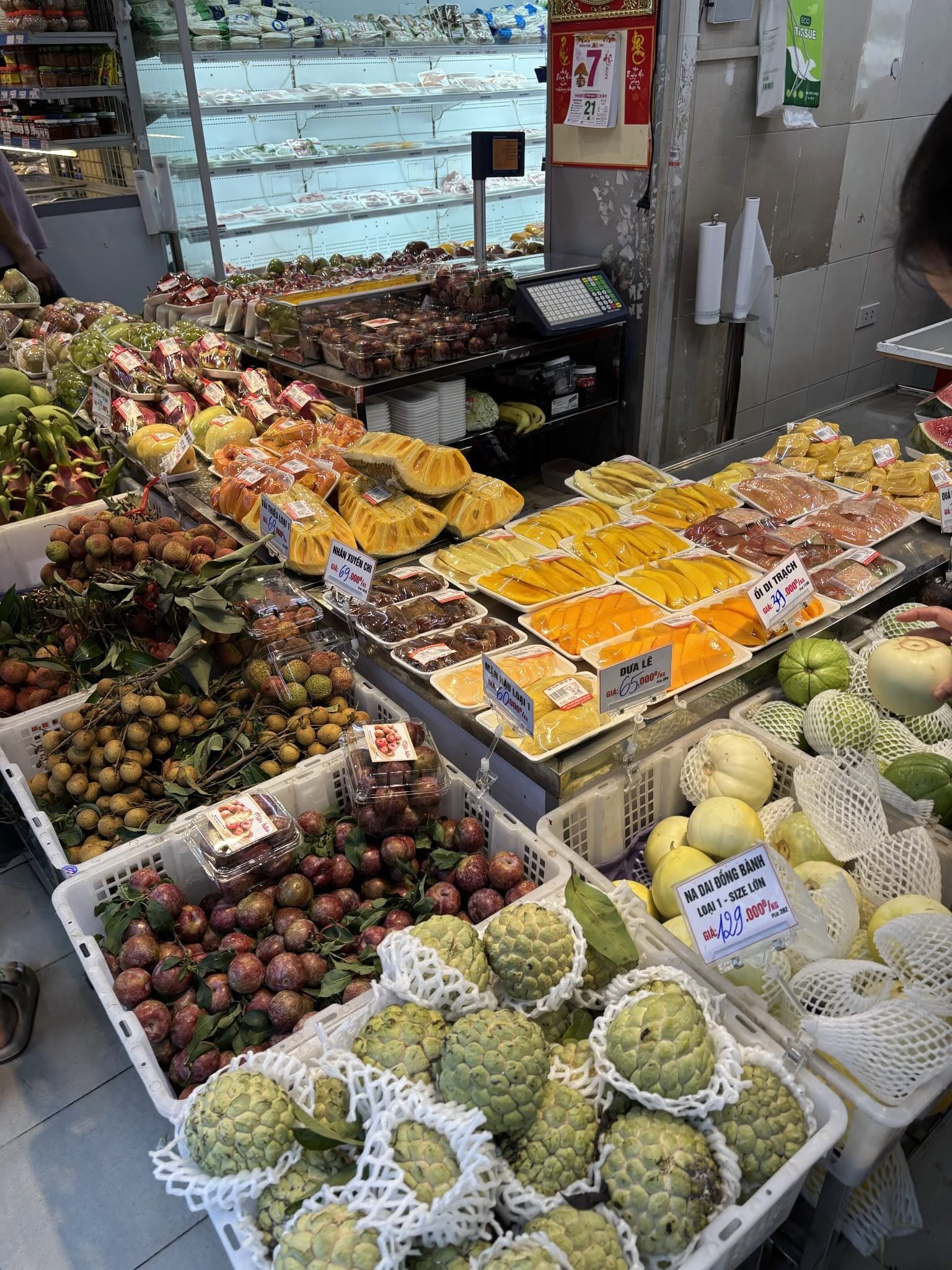 Khu vực hoa quả của siêu thị có nhiều loại trái cây theo mùa như dưa lê, ổi Di Trạch, mận hậu, mít, na, roi, bưởi hay vải... Nguồn: nhatlinh.th