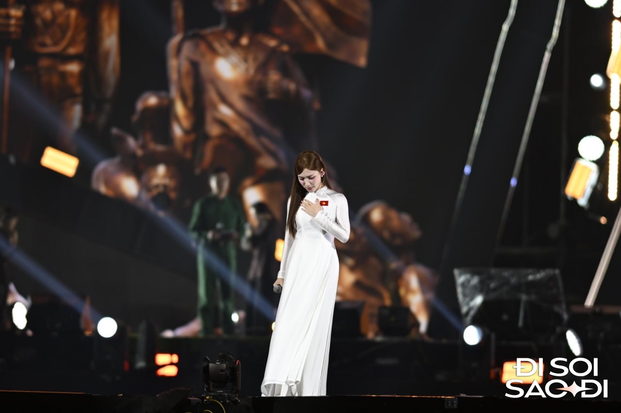 Hoà Minzy tái xuất sau ồn ào 