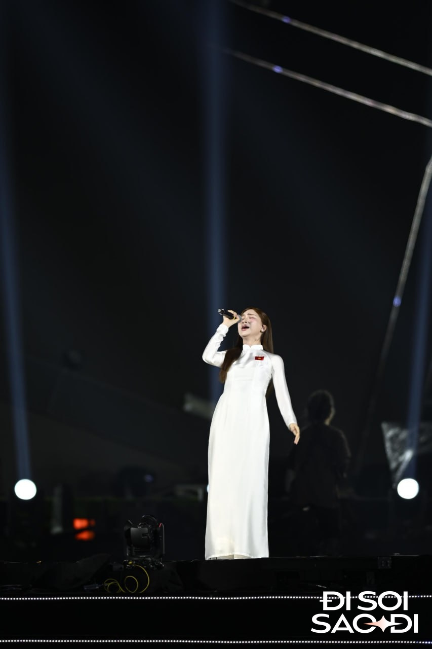 Hòa Minzy trong tiết mục Nổi Đau Giữa Hòa Bình