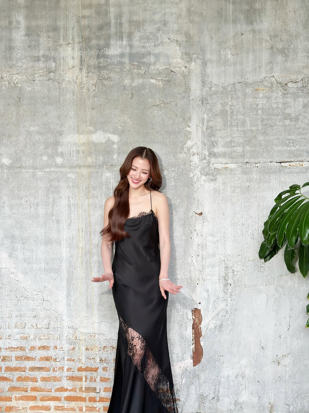 Đầm lụa đang là hot trend được hội gái xinh lăng xê nhiệt tình và Baifern cũng không nằm ngoài cuộc chơi. Cô diện thiết kế đầm hai dây dáng dài bằng chất liệu satin mềm mại, ôm nhẹ cơ thể, mang đến cảm giác vừa thanh lịch vừa quyến rũ. Điểm nhấn nằm ở chi tiết ren xuyên suốt phần ngực và tà váy, giúp tổng thể thêm phần nữ tính và sang chảnh 
