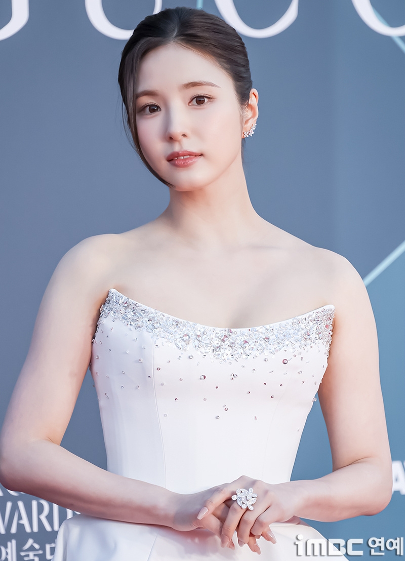 Drama lớn nhất Baeksang 2026: 1 mỹ nhân khiến hàng triệu người phẫn nộ 
