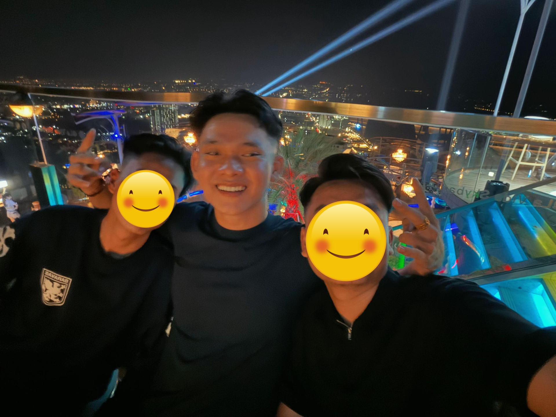 Long Hour cùng với người thân trong bài đăng vào ngày 8/5