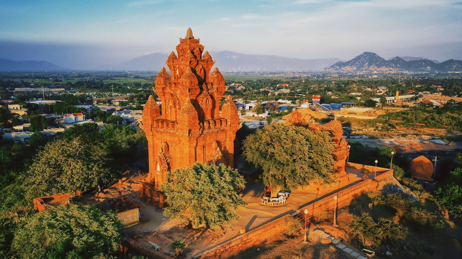 Việt Nam có 1 vùng đất nắng gió khiến ngôi sao 30 tỷ views bỏ hết sân khấu tiền tỷ, bay sang chỉ để ôm những đứa trẻ