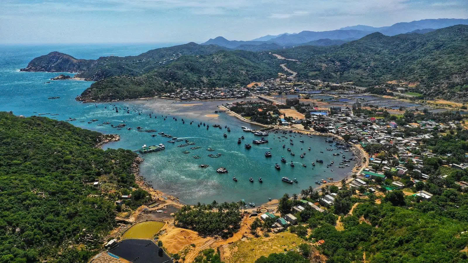 Việt Nam có 1 vùng đất nắng gió khiến ngôi sao 30 tỷ views bỏ hết sân khấu tiền tỷ, bay sang chỉ để ôm những đứa trẻ