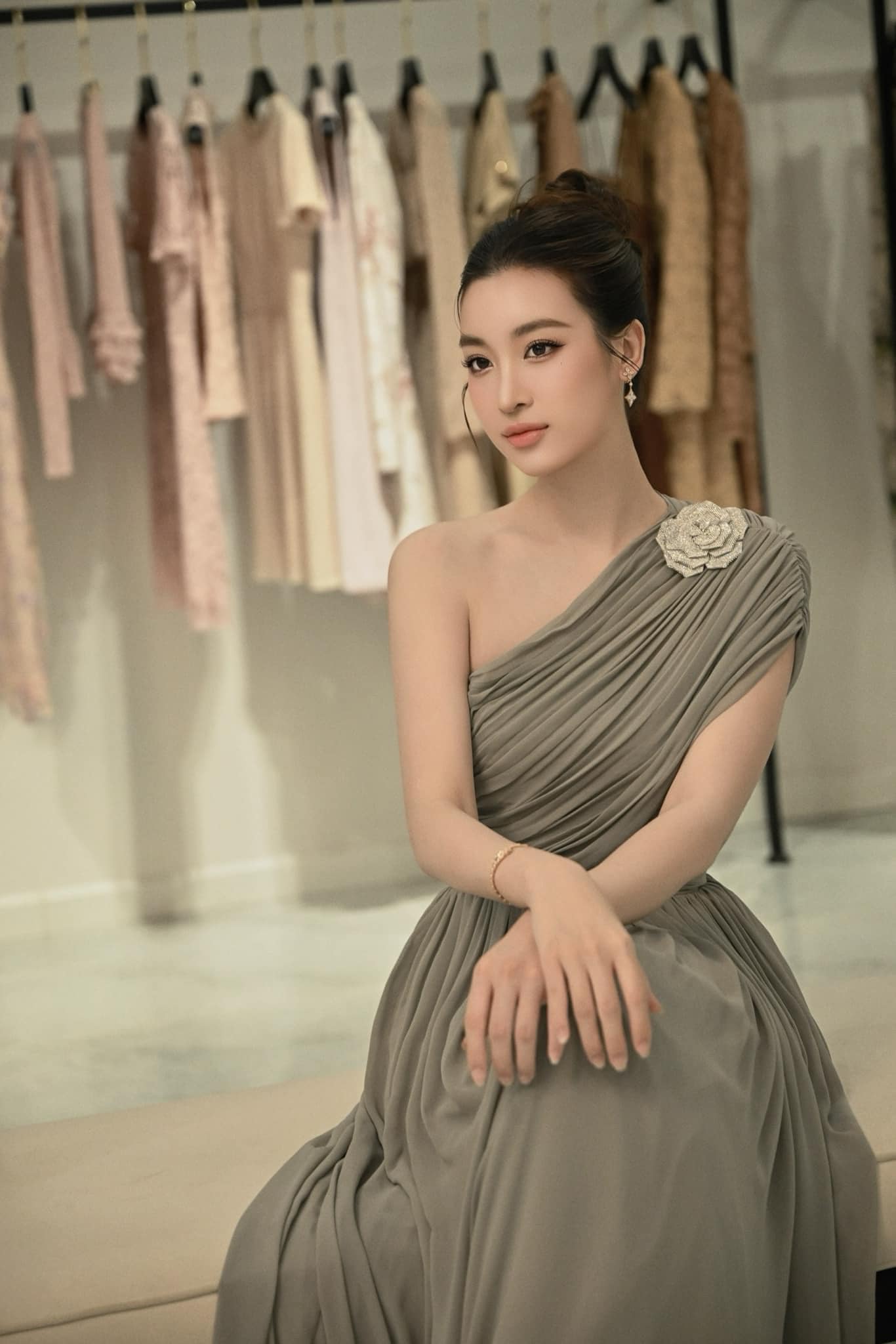 Hoa hậu Đỗ Mỹ Linh vướng tin đồn đã bí mật sinh nhóc tỳ thứ 2 với chồng Chủ tịch. Ảnh: FBNV