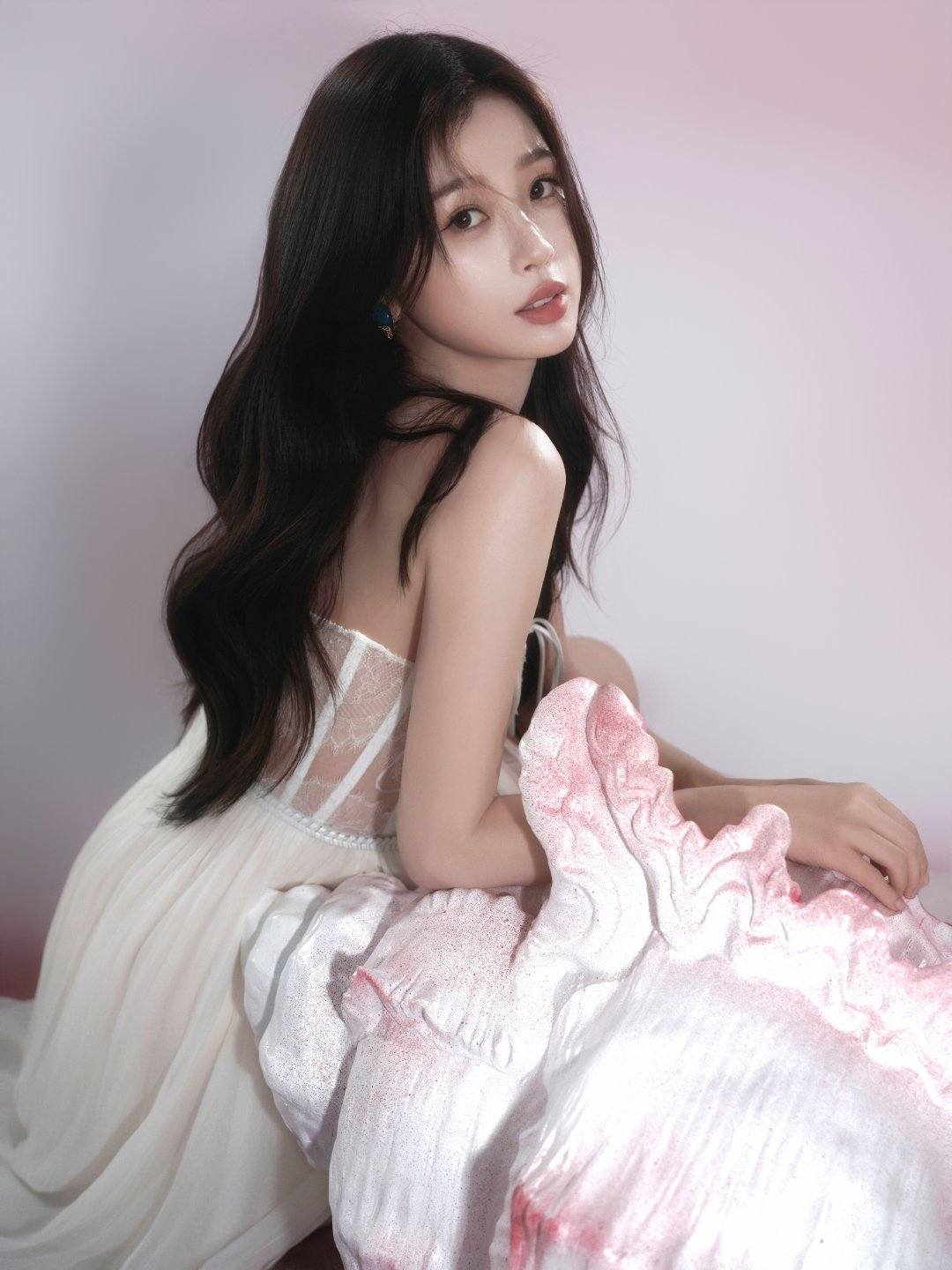 Ngu Thư Hân được yêu thích nhưng cũng gây ra nhiều tranh cãi. Ảnh: X