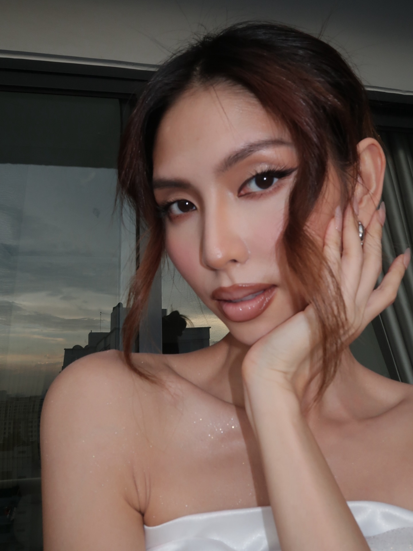 Cặp đôi mới toanh của showbiz Việt “bị khui” cảnh tình tứ ngoài đường, trên mạng lại tỏ ra như 2 người xa lạ? 