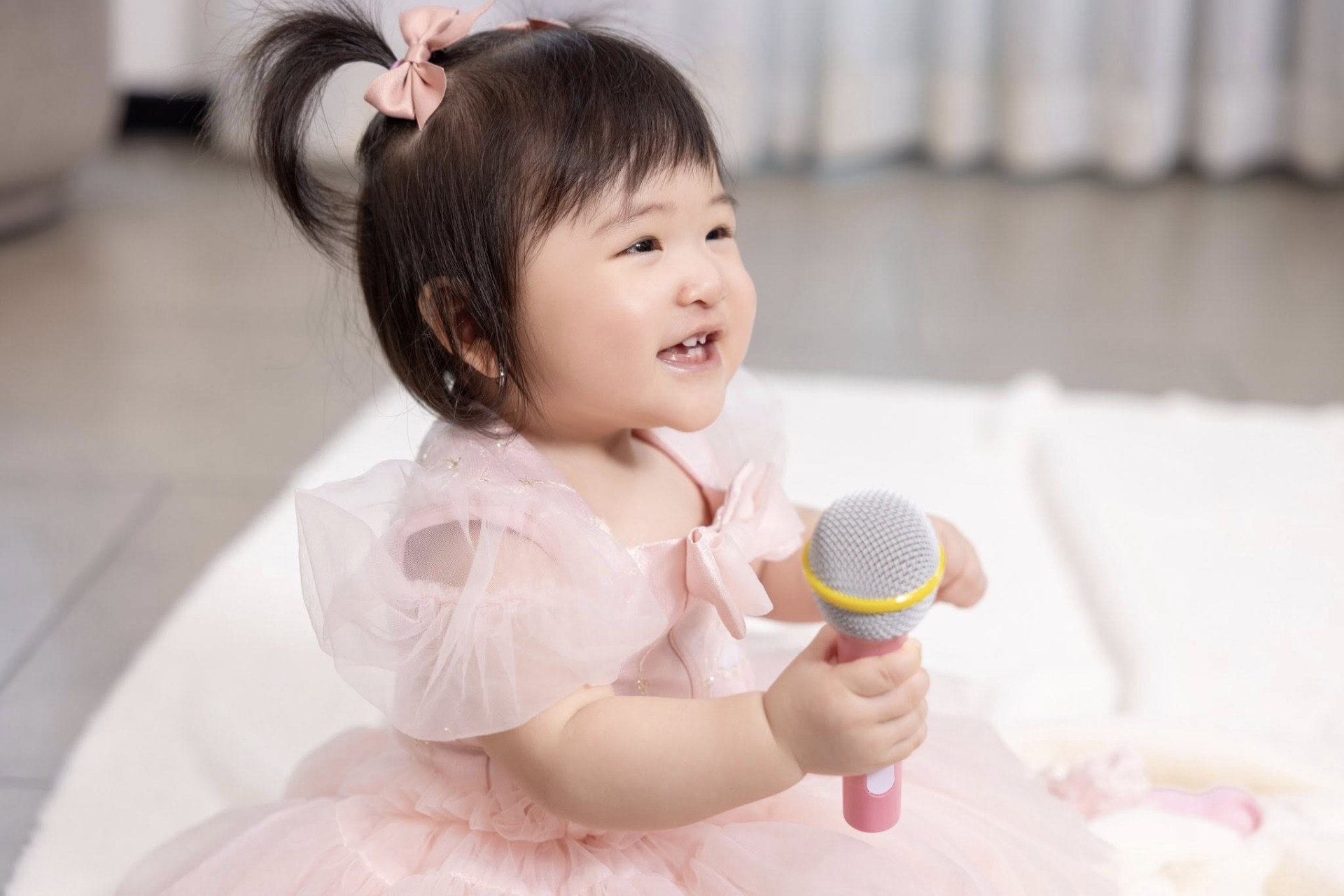 Vẻ ngoài xinh xắn của công chúa nhỏ nhà Puka và Gin Tuấn Kiệt 