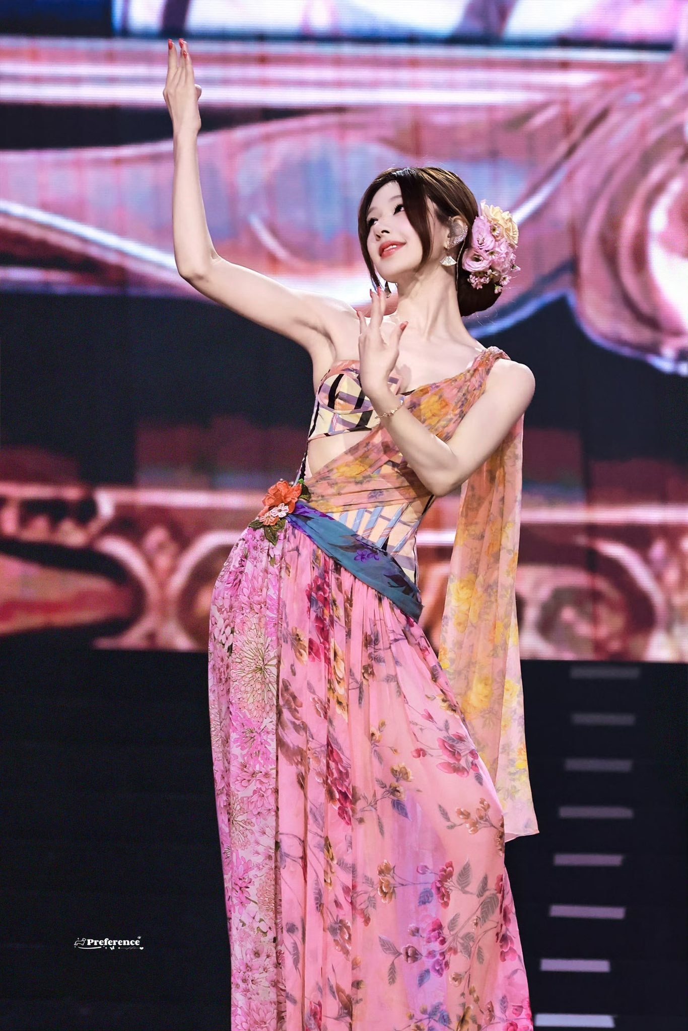 Tạo hình ngọt ngào của Triệu Lộ Tư tại concert Thái Lan. (Nguồn Weibo)