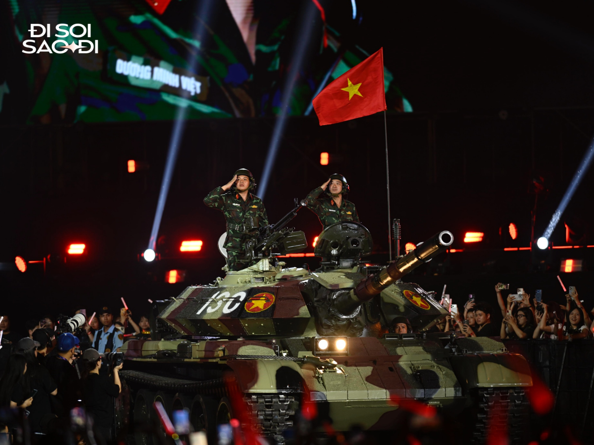Chiếc xe tăng T-54B tiến vào khu vực sân khấu khiến không ít khán giả choáng ngợp
