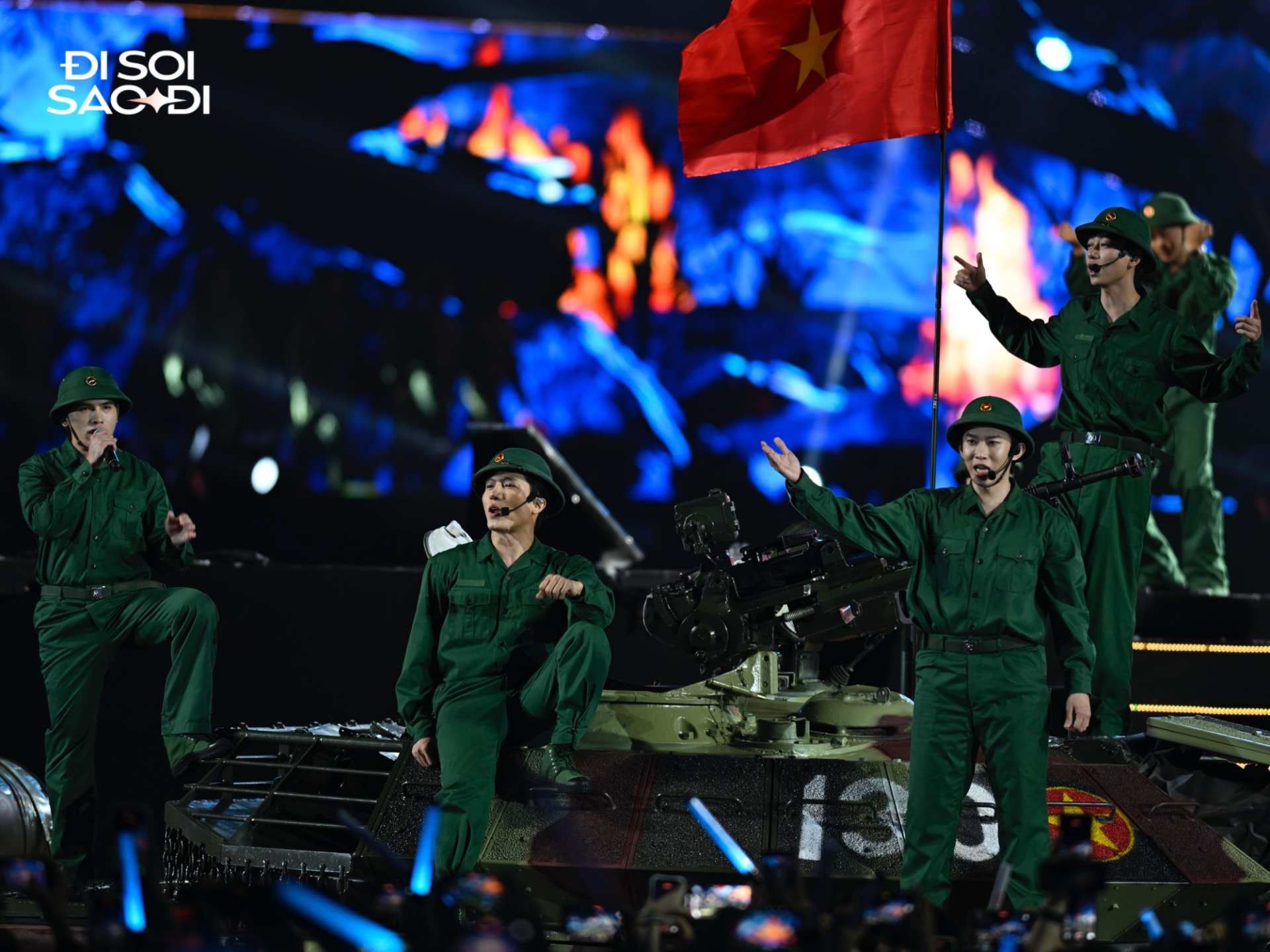 Chỉ concert Việt Nam mới có: Xe tăng tiến thẳng lên sân khấu, cả chục nghìn người cùng chào hiệu lệnh