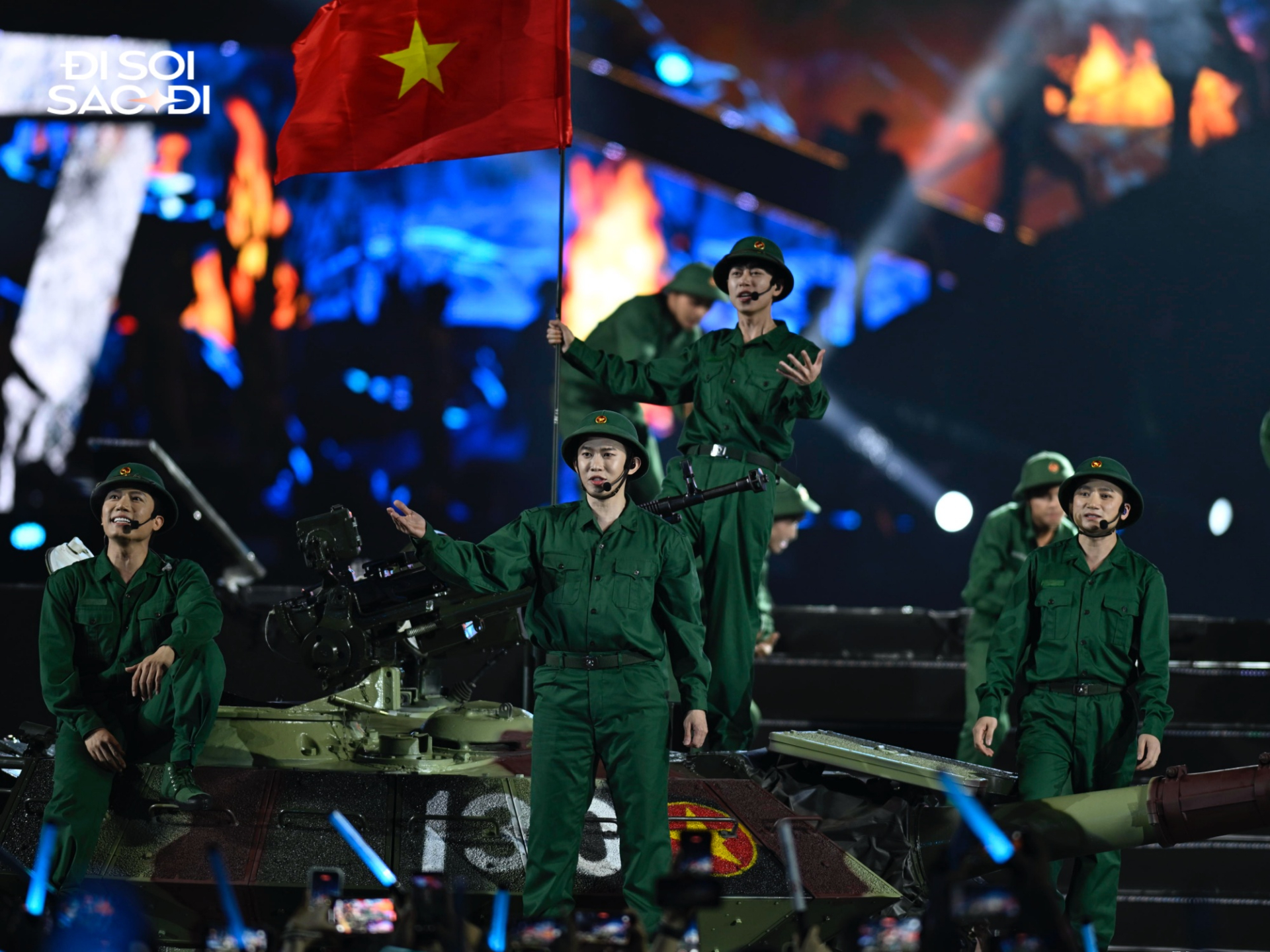 Dàn nghệ sĩ Phan Mạnh Quỳnh, Quốc Thiên, Anh Tú, Kay Trần và Double2T trong tiết mục Tiến Về Sài Gòn, Năm Anh Em Trên Một Chiếc Xe Tăng