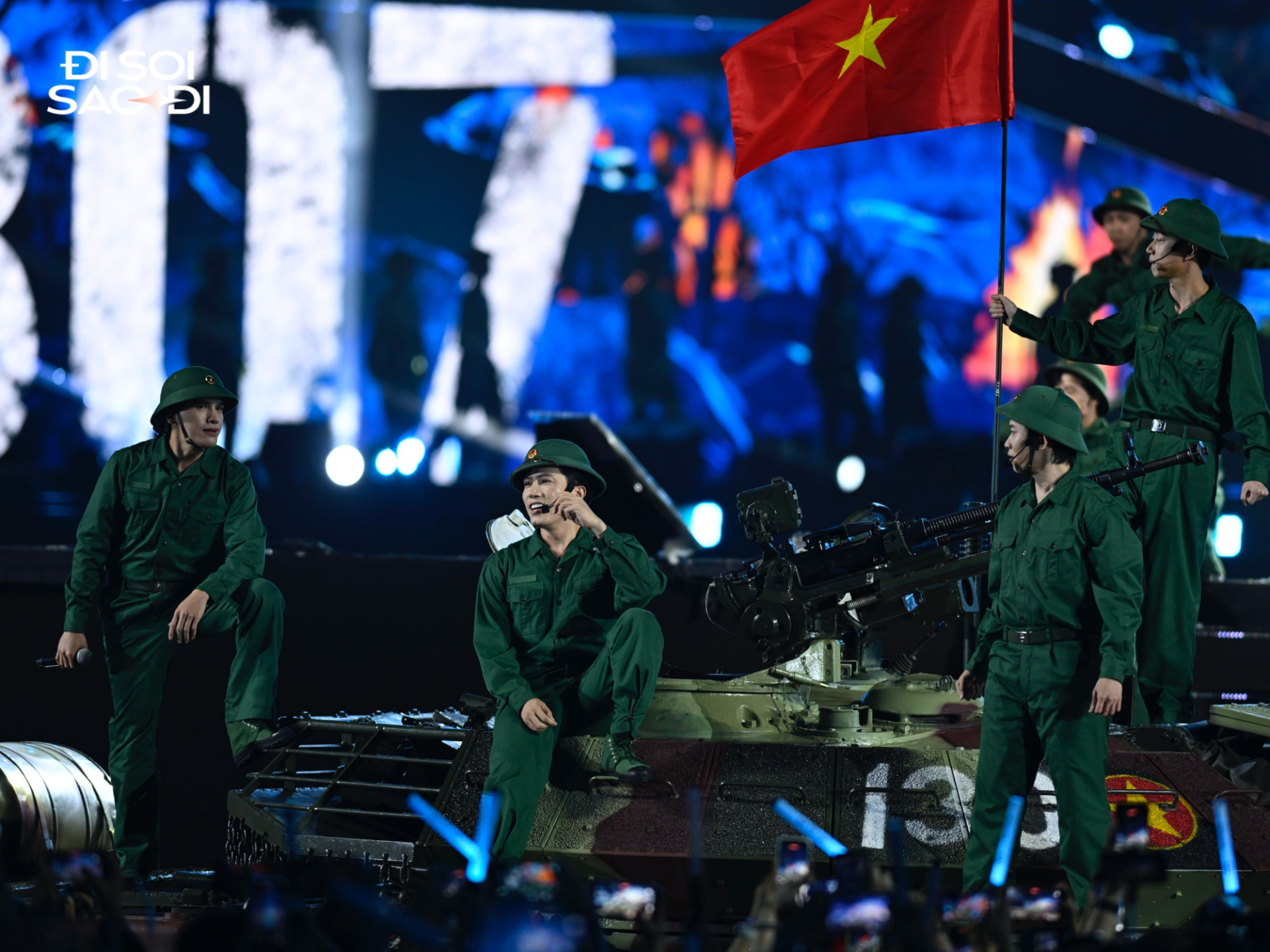 Các nghệ sĩ hóa thân vào những người lính trên chiếc xe tăng T-54B