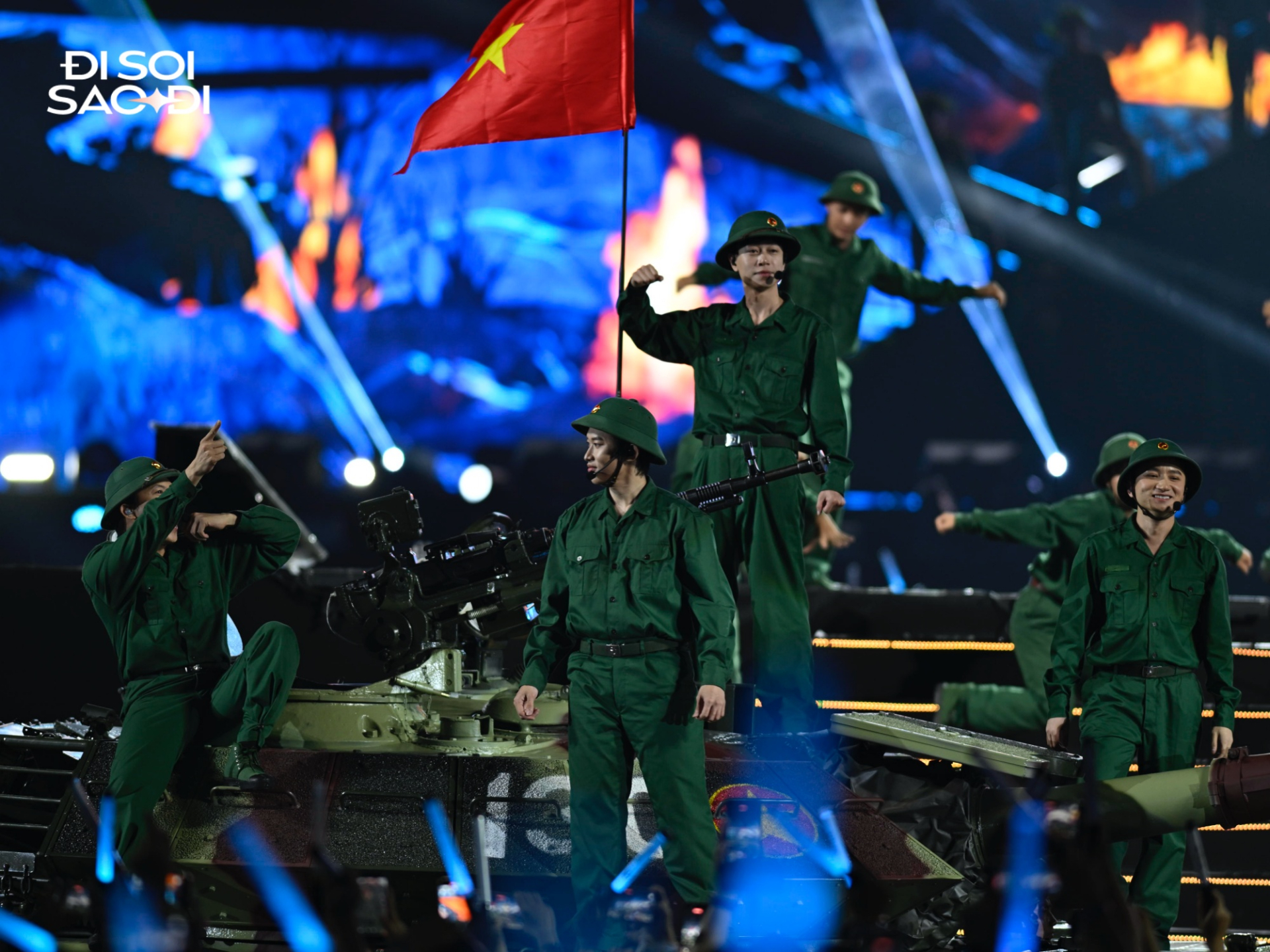 Chỉ concert Việt Nam mới có: Xe tăng tiến thẳng lên sân khấu, cả chục nghìn người cùng chào hiệu lệnh