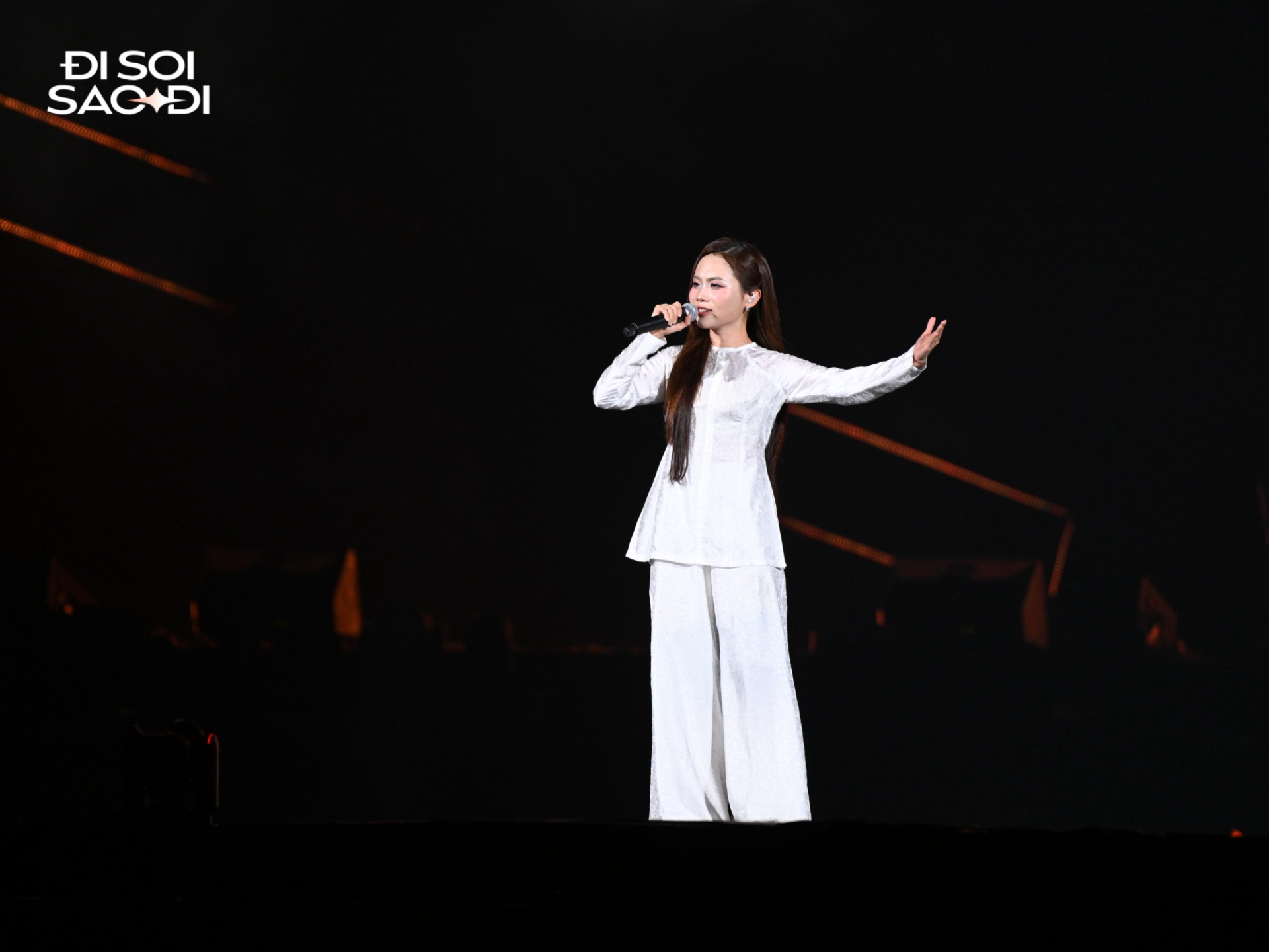 Phương Mỹ Chi tại concert Sao Nhập Ngũ 2026