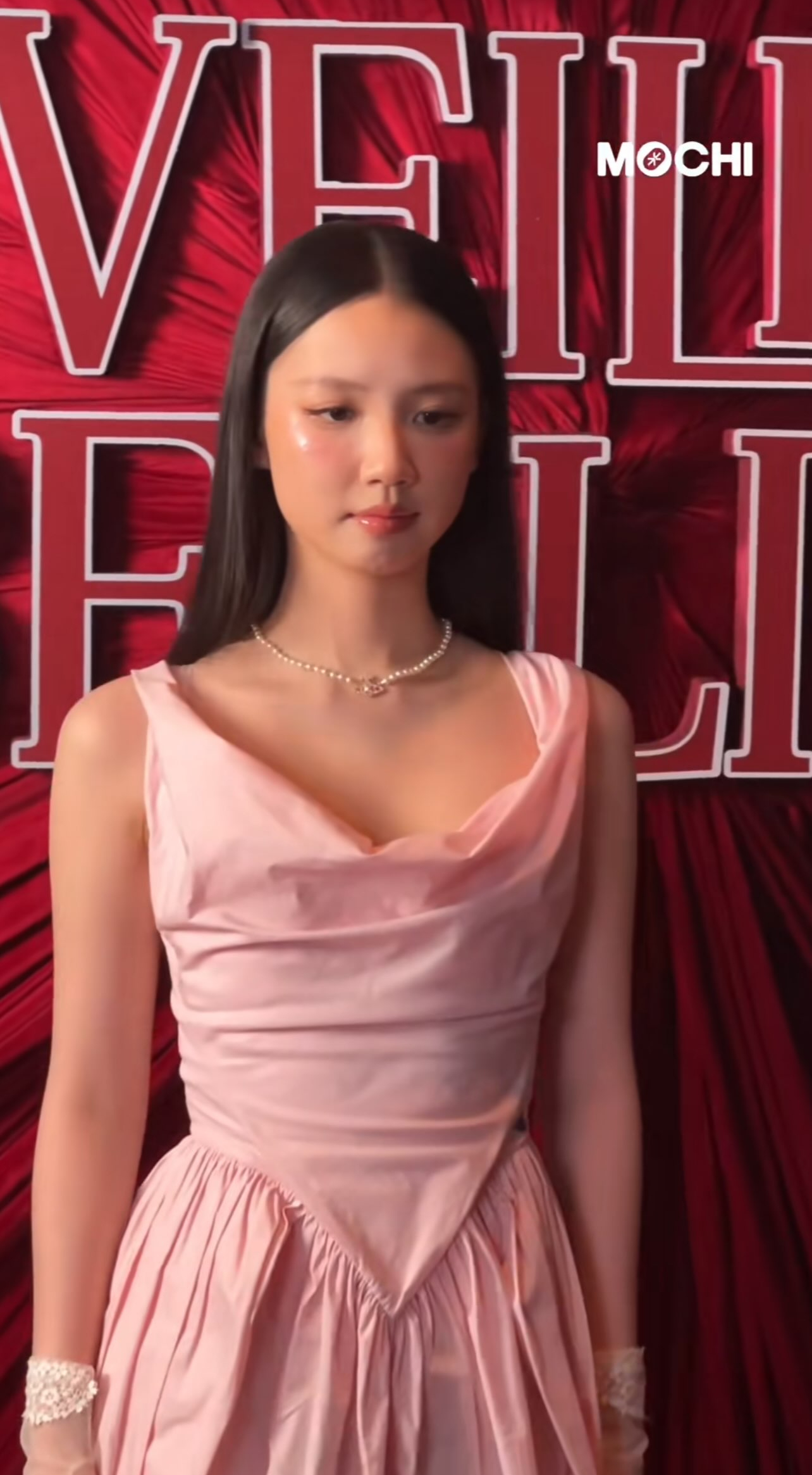 Công chúa Vpop đi event bị soi cả thái độ lẫn trang phục