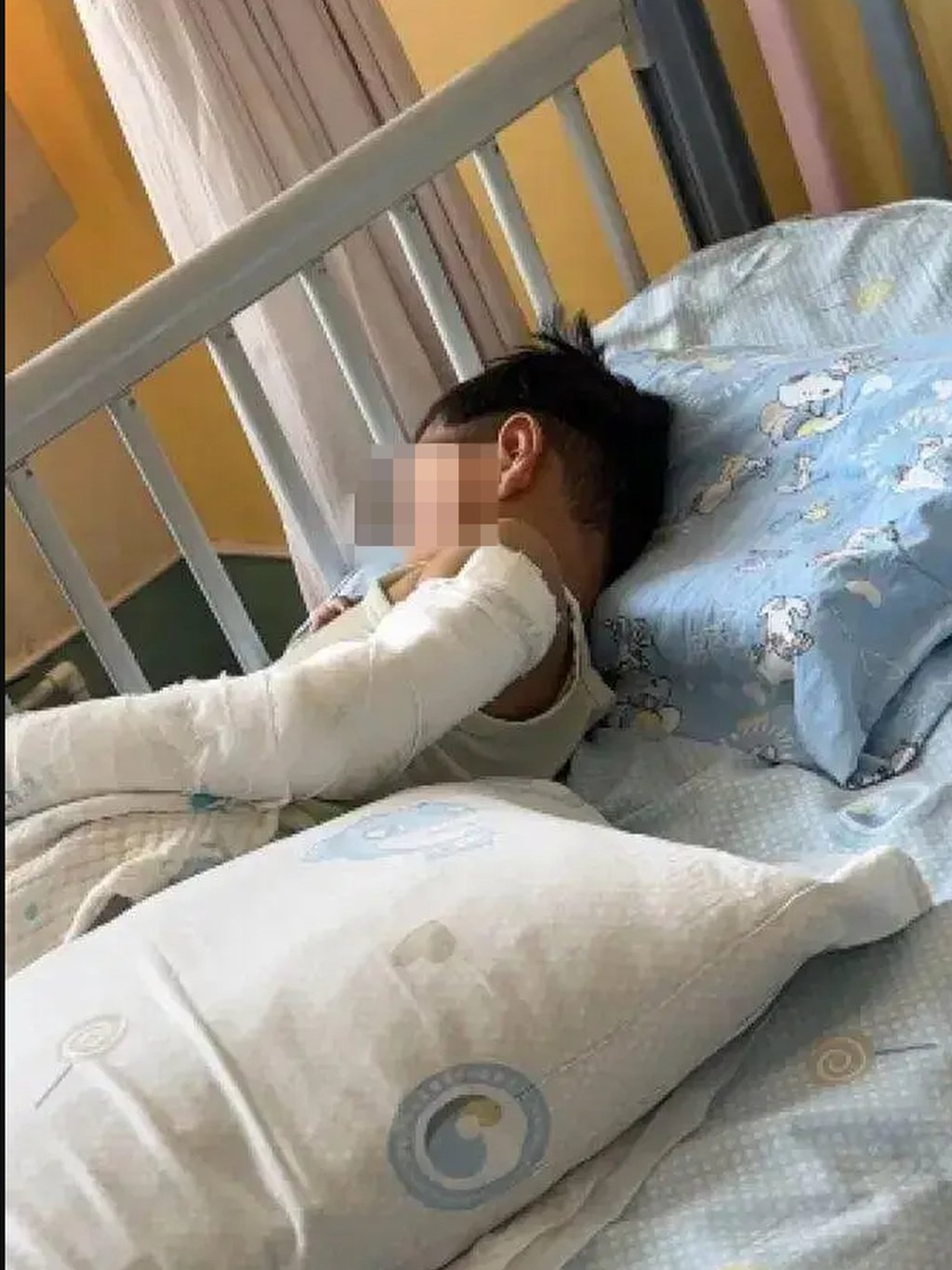 Bé trai sống sót thần kỳ