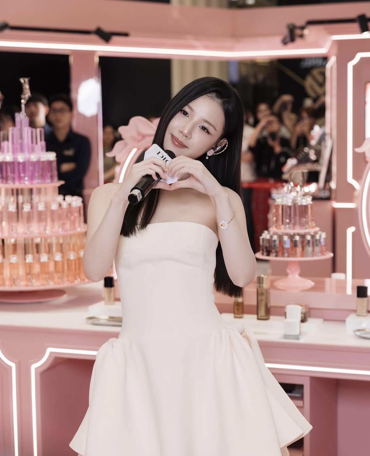 Công chúa Vpop đi event bị soi cả thái độ lẫn trang phục