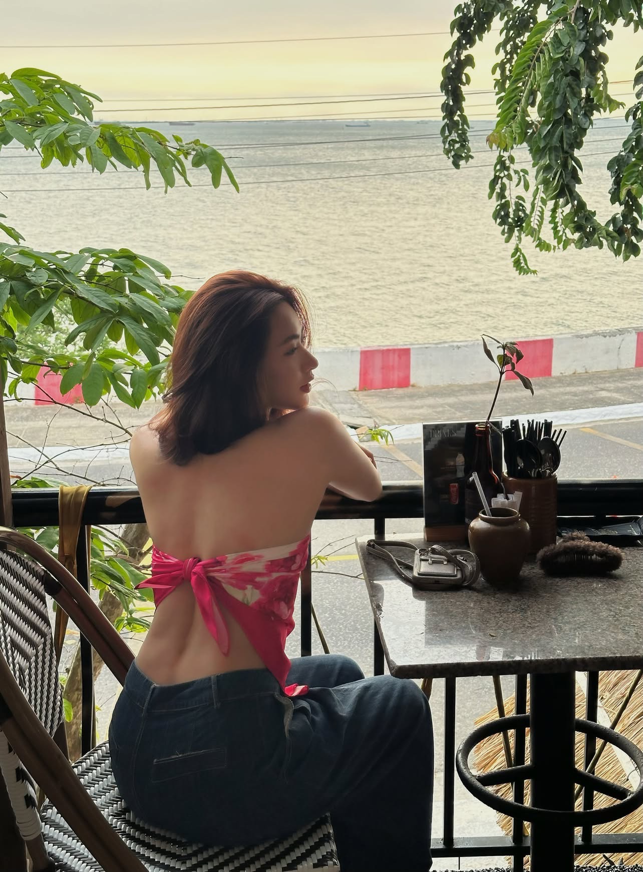Bóng lưng nuột nà cùng đường cong sexy của nữ diễn viên. Người đẹp cũng 
