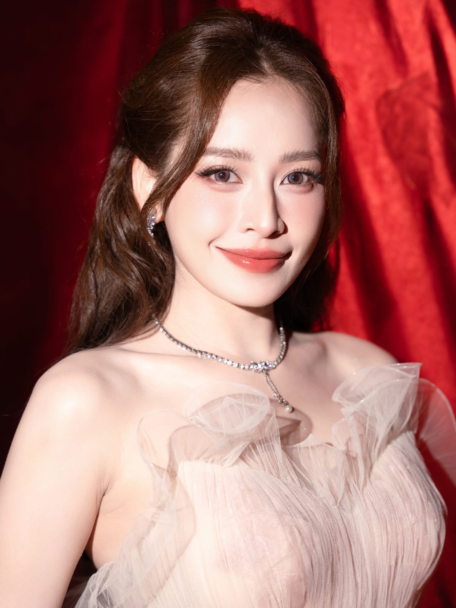 Nhan sắc trong veo, ngọt ngào đẹp phát sáng của Chi Pu.