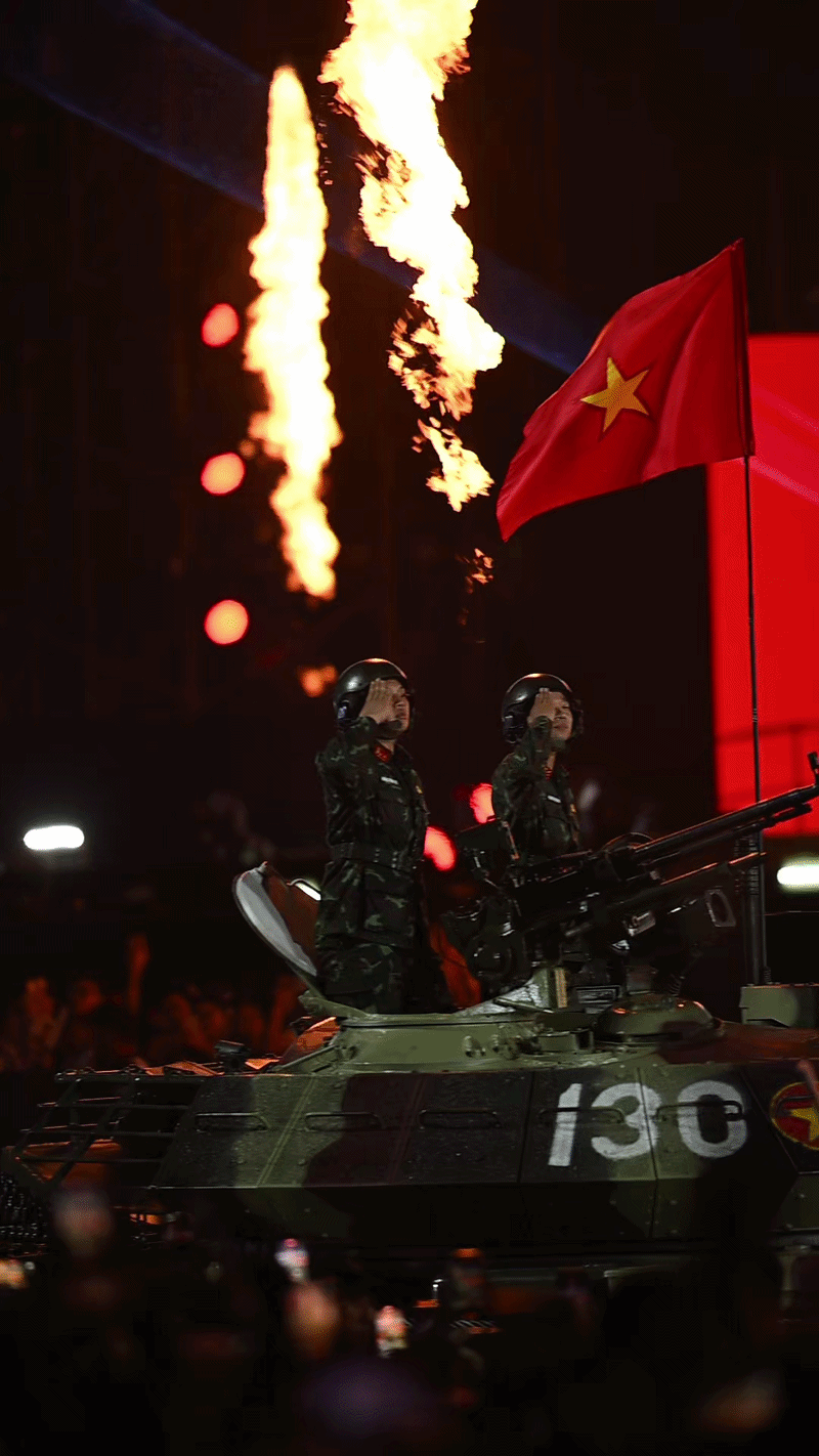 Chỉ concert Việt Nam mới có: Xe tăng tiến thẳng lên sân khấu, cả chục nghìn người cùng chào hiệu lệnh