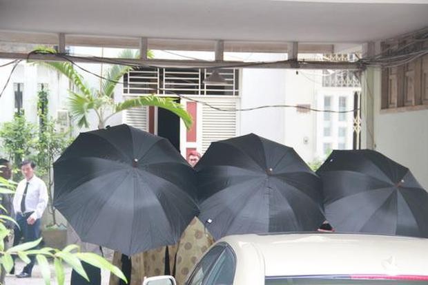 Vào đám cưới cách đây 14 năm, Tăng Thanh Hà cũng dùng cách tương tự để hạn chế việc chụp ảnh lúc làm lễ gia tiên 