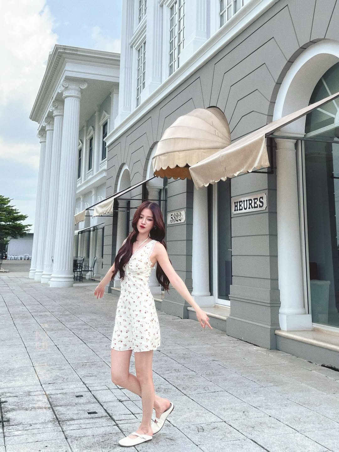 Baifern mang đến cảm giác nhẹ nhàng đúng chuẩn “nàng thơ mùa hè” với mẫu váy hoa nhí dáng ngắn tông trắng kem. Thiết kế cổ chữ V cùng phom ôm nhẹ giúp tổng thể vừa thanh thoát vừa tôn dáng mà không cần quá cầu kỳ. Người đẹp khéo kết hợp cùng giày bệt mũi vuông, tạo nên outfit đơn giản nhưng cuốn hút, rất phù hợp để dạo phố hoặc đi cafe cuối tuần