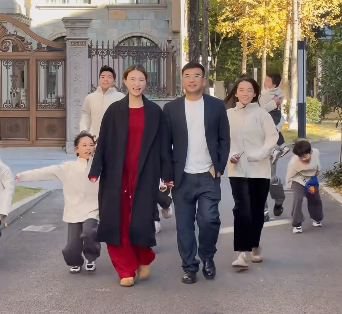 Hình ảnh gia đình gần đây, cả nhà thường xuyên dành thời gian đi du lịch, đi chơi cùng nhau.