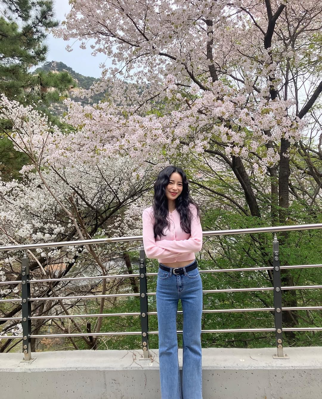Đi dạo phố, Lim Ji Yeon chọn diện style đơn giản với cardigan hồng mix cùng quần jeans, mang đến combo mặc đẹp vừa trẻ trung vừa thoải mái. Cách mix match không hề cầu kỳ nhưng vẫn giúp nữ diễn viên ghi điểm với vẻ ngoài ngọt ngào, năng động