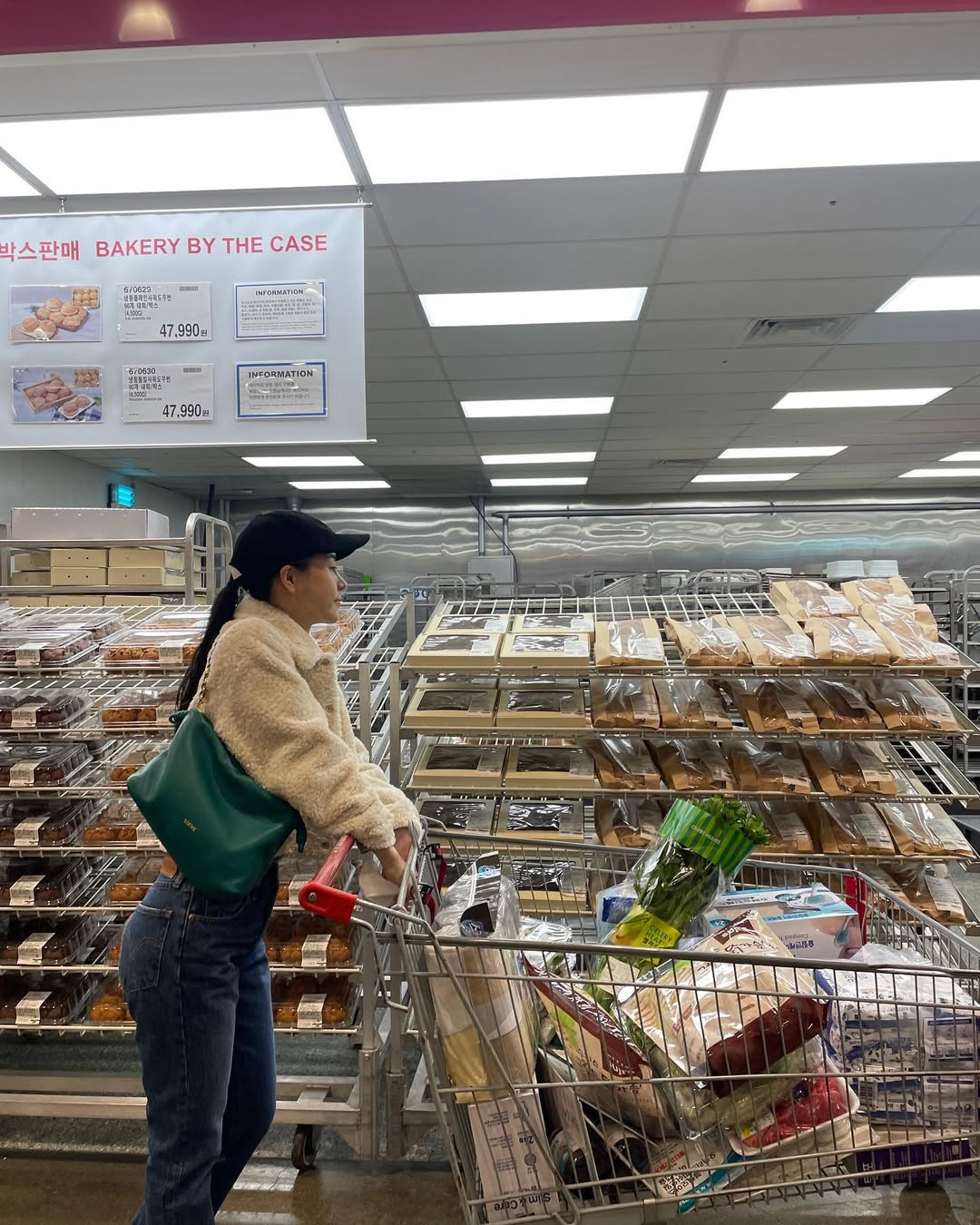 Sở hữu vóc dáng mảnh mai, Lim Ji Yeon diện outfit nào cũng gây ấn tượng. Nữ diễn viên khéo léo mix quần jeans cùng áo khoác lông dáng lửng giúp tôn lên tỷ lệ cơ thể cân đối, trong khi chiếc túi xanh nổi bật trở thành điểm nhấn giúp tổng thể set đồ thêm trẻ trung, thời thượng nhưng vẫn rất tinh tế