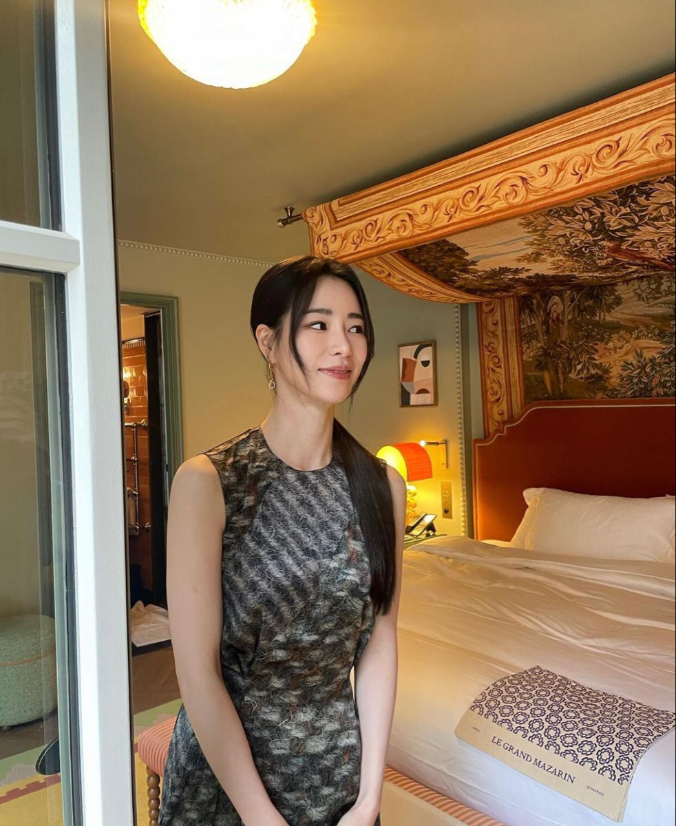 Thiết kế váy không tay cũng là item rất được chị em yêu thích mỗi dịp hè vì vừa thoải mái, mát mẻ lại vẫn giữ được nét thanh lịch và nữ tính. Lim Ji Yeon chọn kiểu váy ôm nhẹ với họa tiết tinh tế, giúp tổng thể trông điệu sang hết chỗ chê