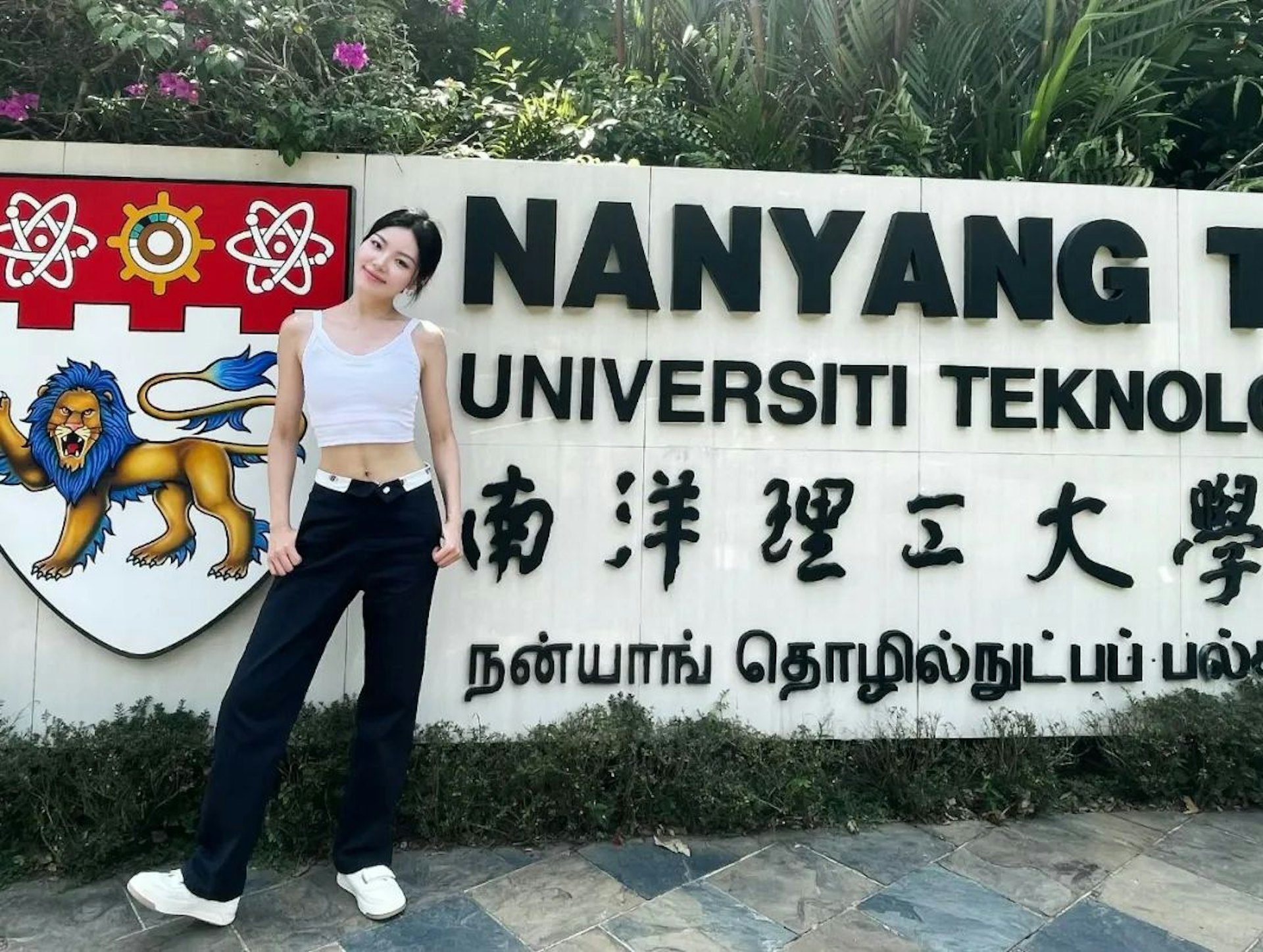 Miêu Miêu đến Singapore du học.