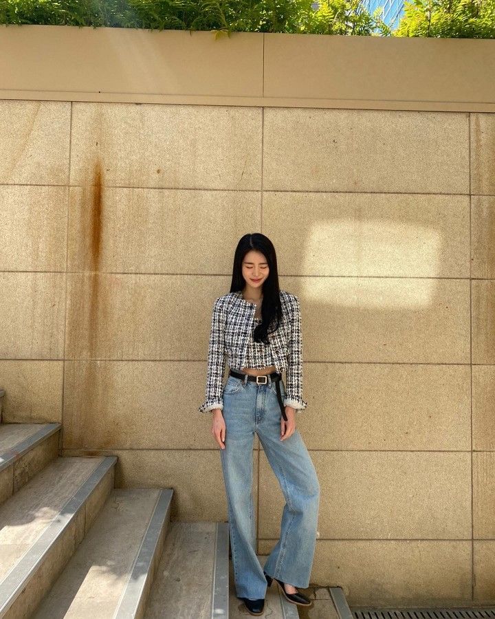 Lim Ji Yeon khéo mix áo tweed dáng lửng cùng quần jeans ống suông, tạo nên outfit thanh lịch và trẻ trung. Combo này giúp nữ diễn viên tôn dáng hiệu quả nhưng vẫn giữ được cảm giác nhẹ nhàng, casual, dễ mặc dễ phối trong nhiều hoàn cảnh