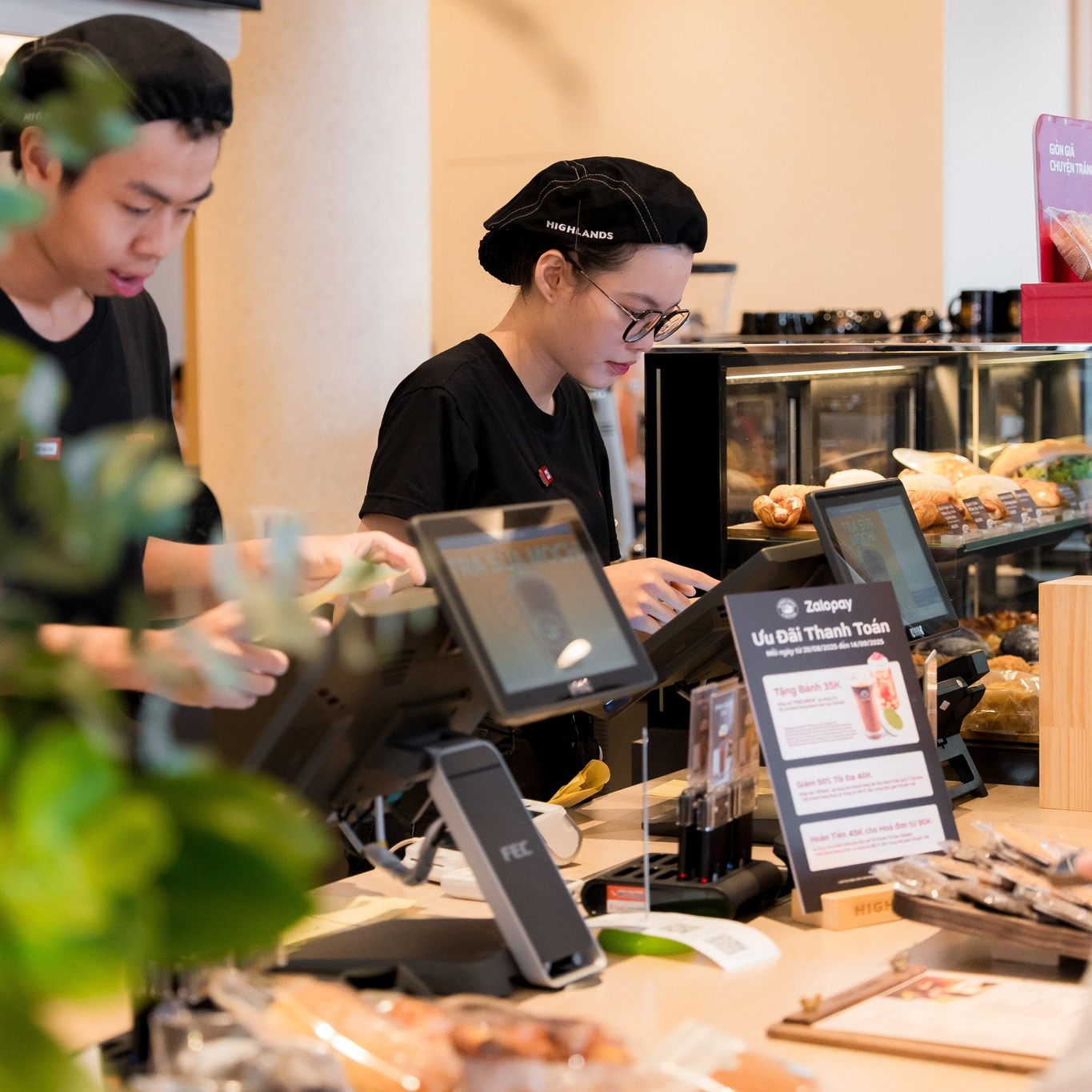 Nhân viên tại các chuỗi lớn thường được đào tạo bài bản, phong cách phục vụ đồng đều và chuyên nghiệp hơn.
