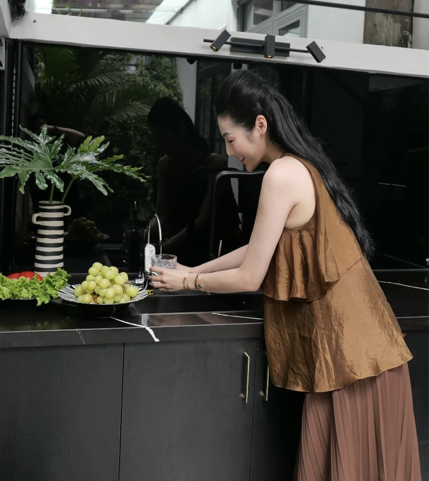 Mỹ nhân showbiz bỏ hết hào quang cưới thiếu gia kém tuổi: Sống cuộc đời xa hoa, ở biệt thự ven sông đắt đỏ nhất Hà thành