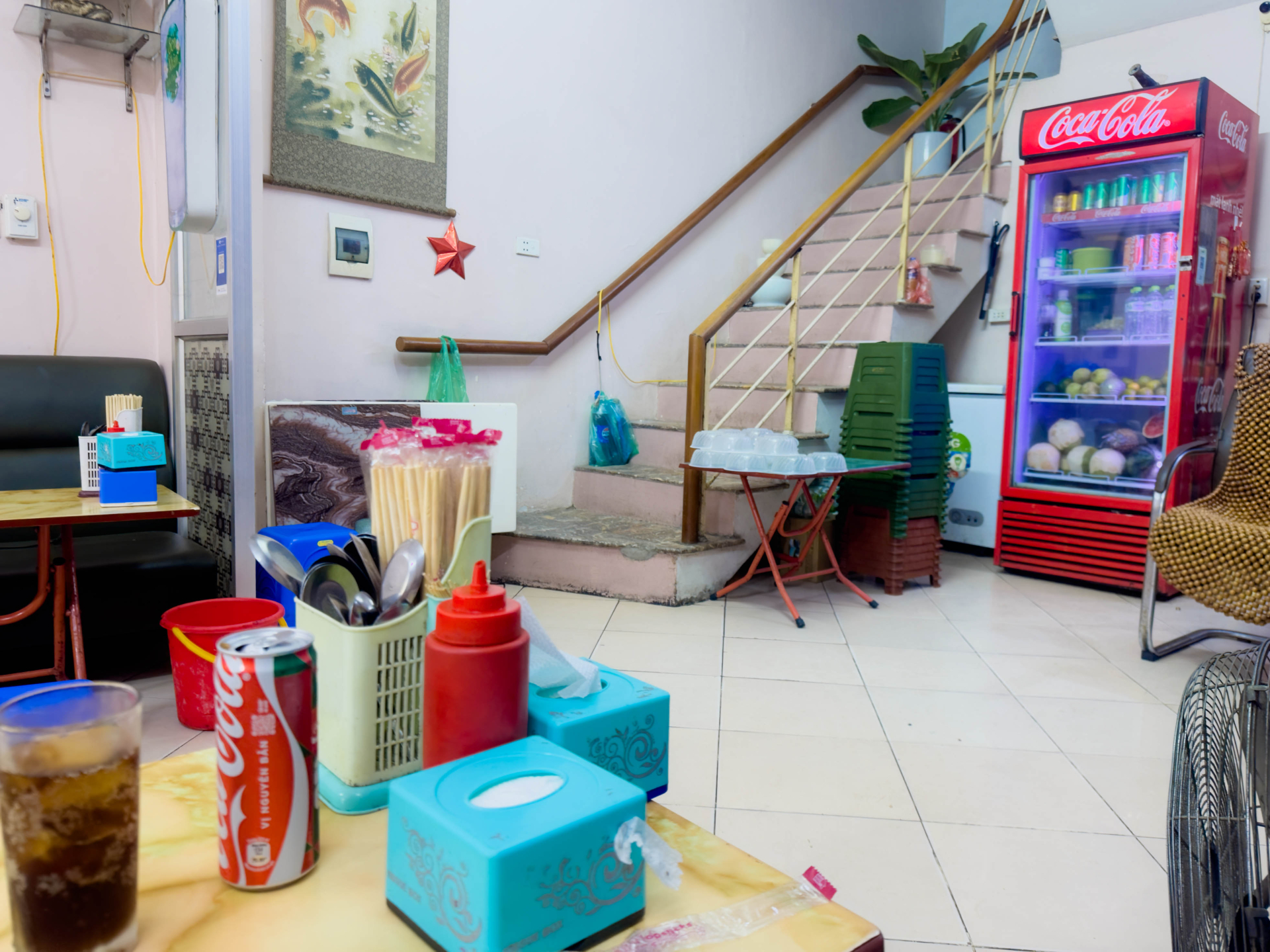Vào khung giờ vốn đông khách nhất trong ngày, quán chỉ lác đác vài người tới ăn