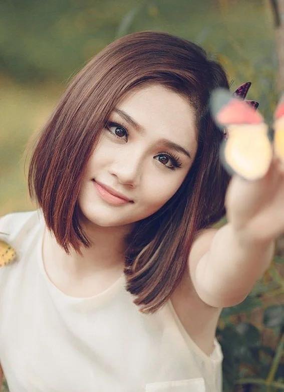 Miu Lê thời trẻ xinh xắn