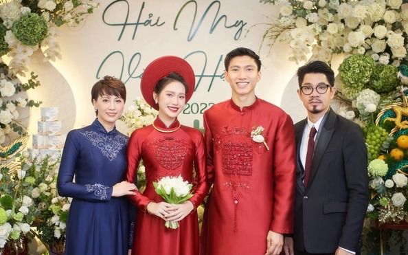 Vợ chồng Đoàn Văn Hậu và bố mẹ vợ tại đám cưới năm 2023