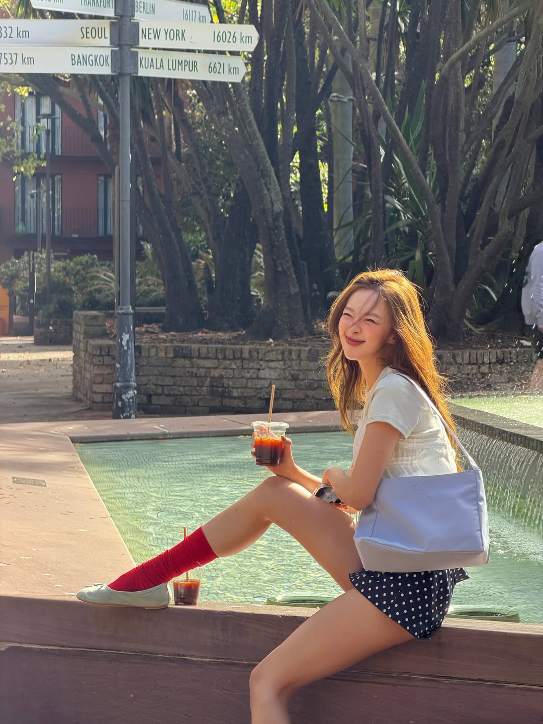 Từ kiểu makeup má hồng “say rượu” đặc trưng đến gu ăn mặc nhẹ nhàng, nhí nhảnh, mọi thứ đều tạo nên hình ảnh một cô gái đúng chuẩn “crush Instagram”. 