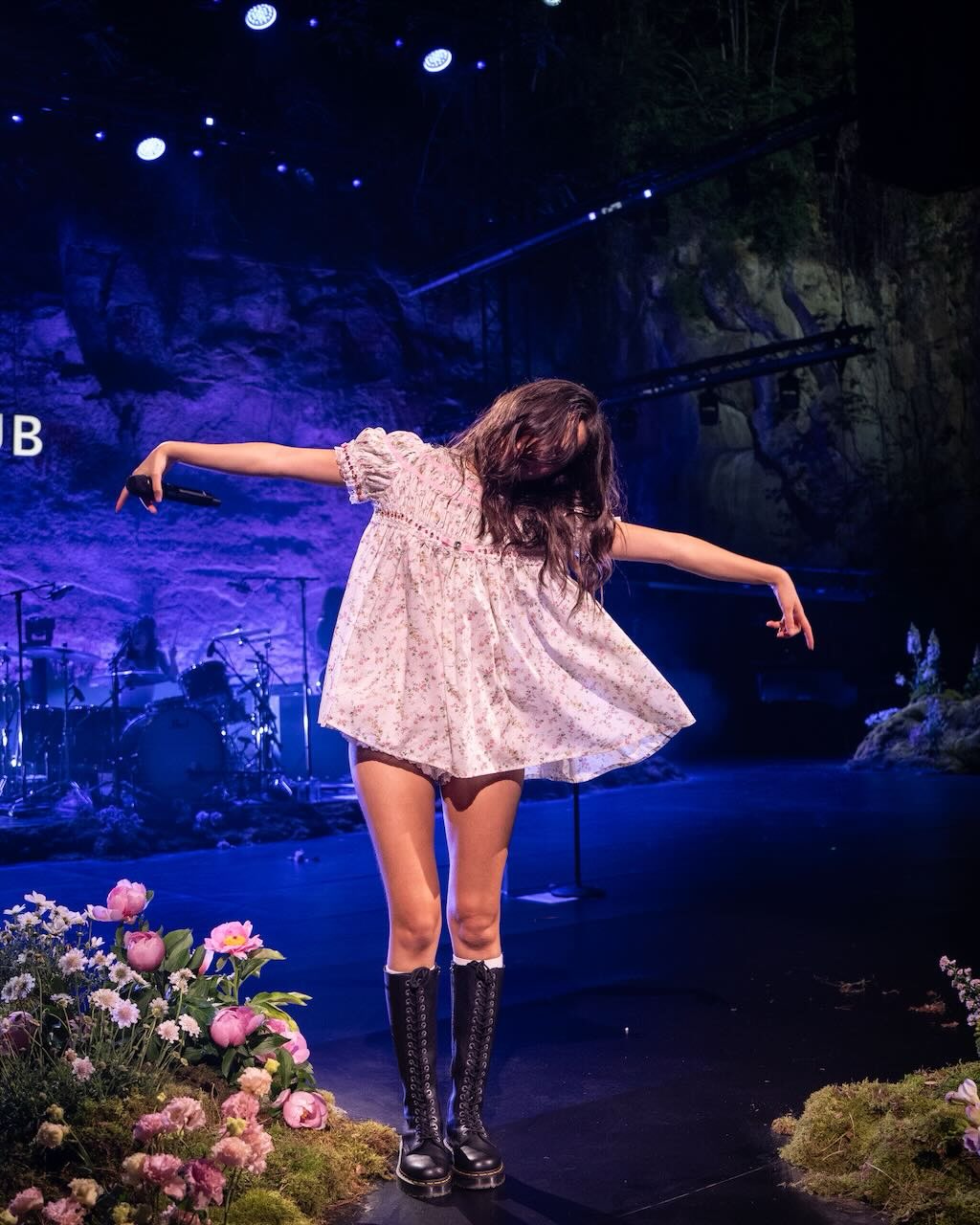 Olivia Rodrigo khiến tranh cãi bùng nổ: Là nữ tính hay đang 