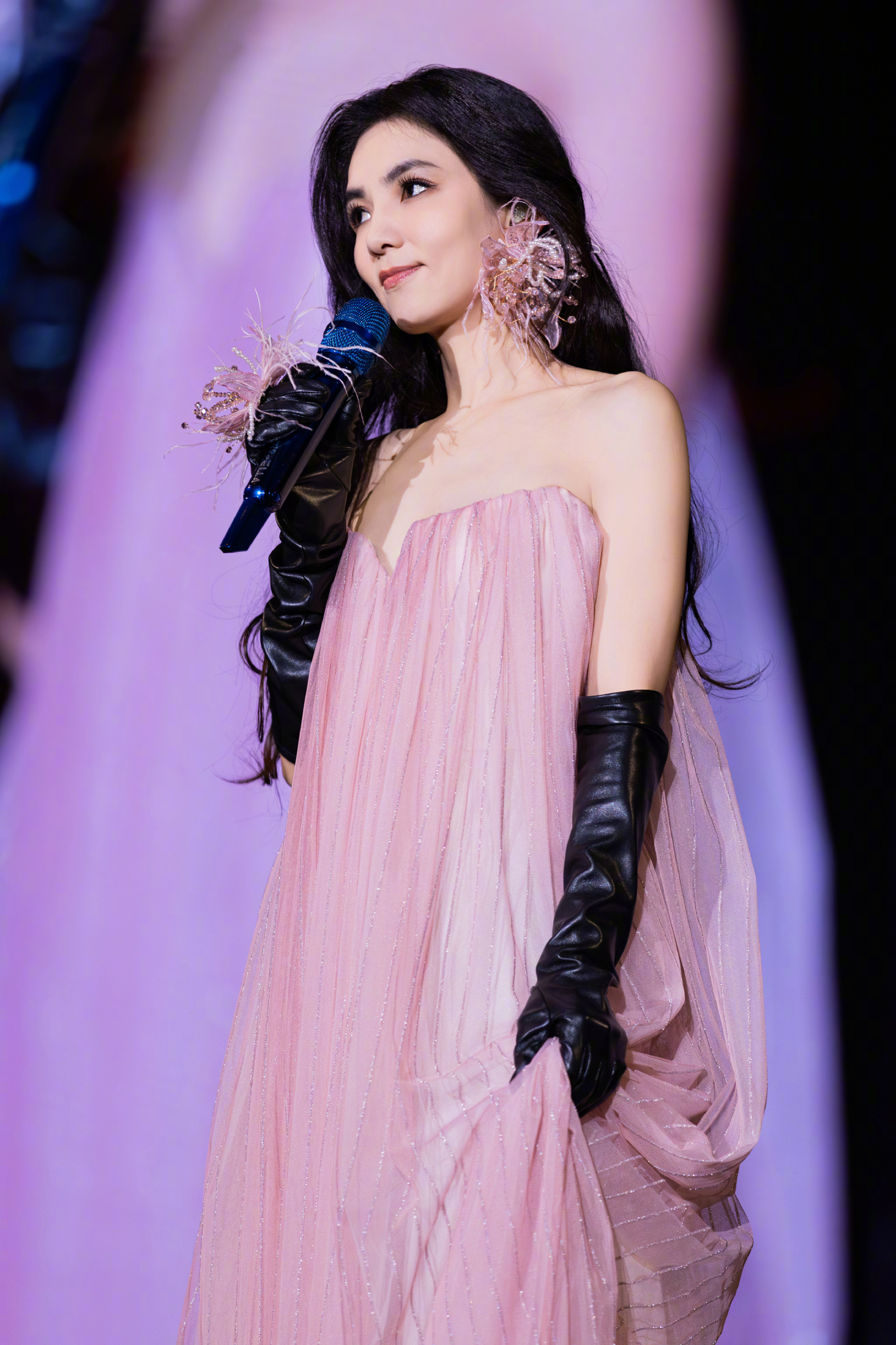 ... vừa dịu dàng, thanh lịch. Ảnh: Weibo.