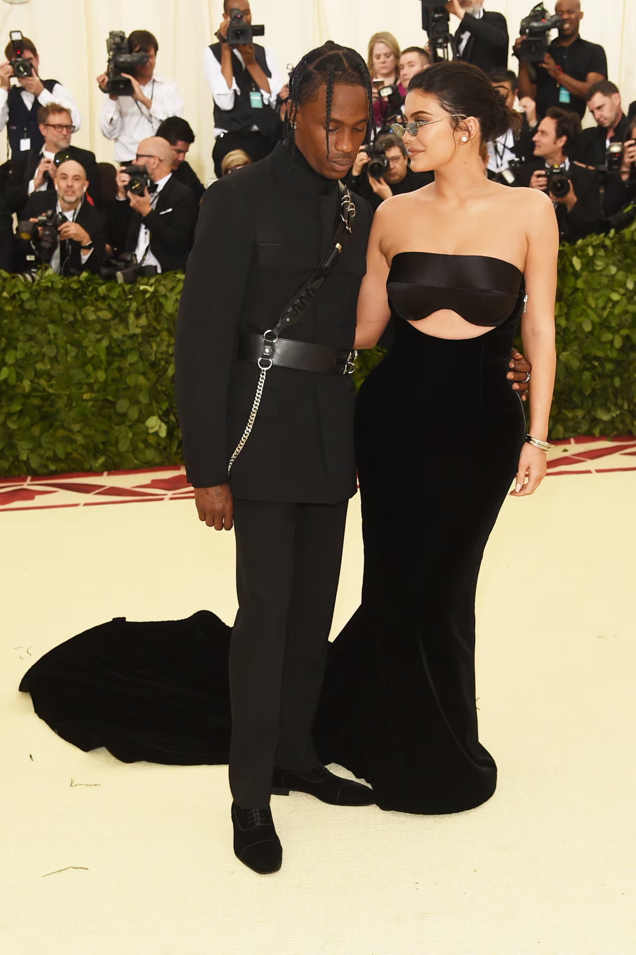 Kylie Jenner - Travis Scott đi dự Met Gala 2 lần cùng nhau vẫn