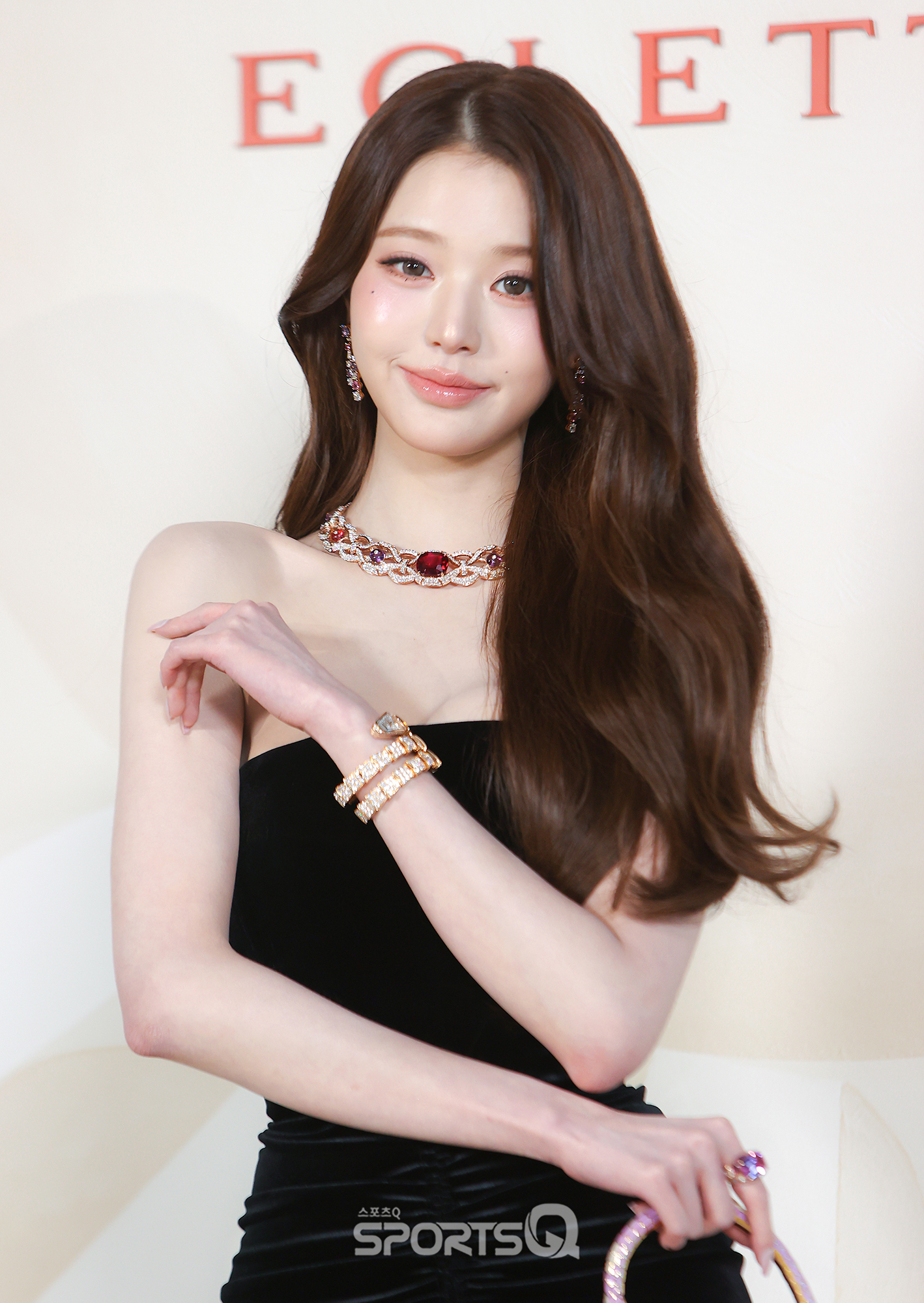 Biểu cảm của Jang Wonyoung có phần đơ cứng qua ống kính truyền thông. (Ảnh: Instagram)